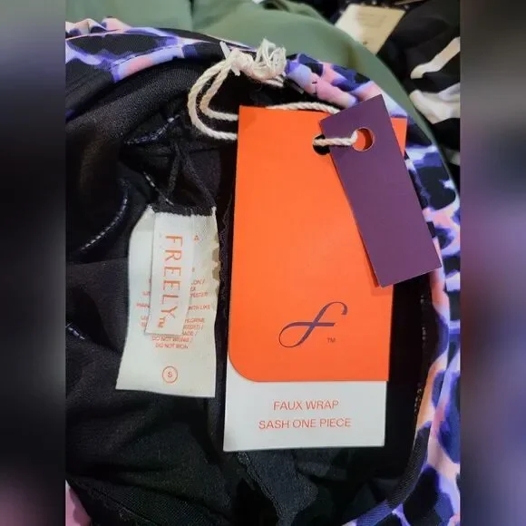 Freely faux wrap, sash, one piece swimsuit NWT size small leopard pink and black - Picture 4 of 4